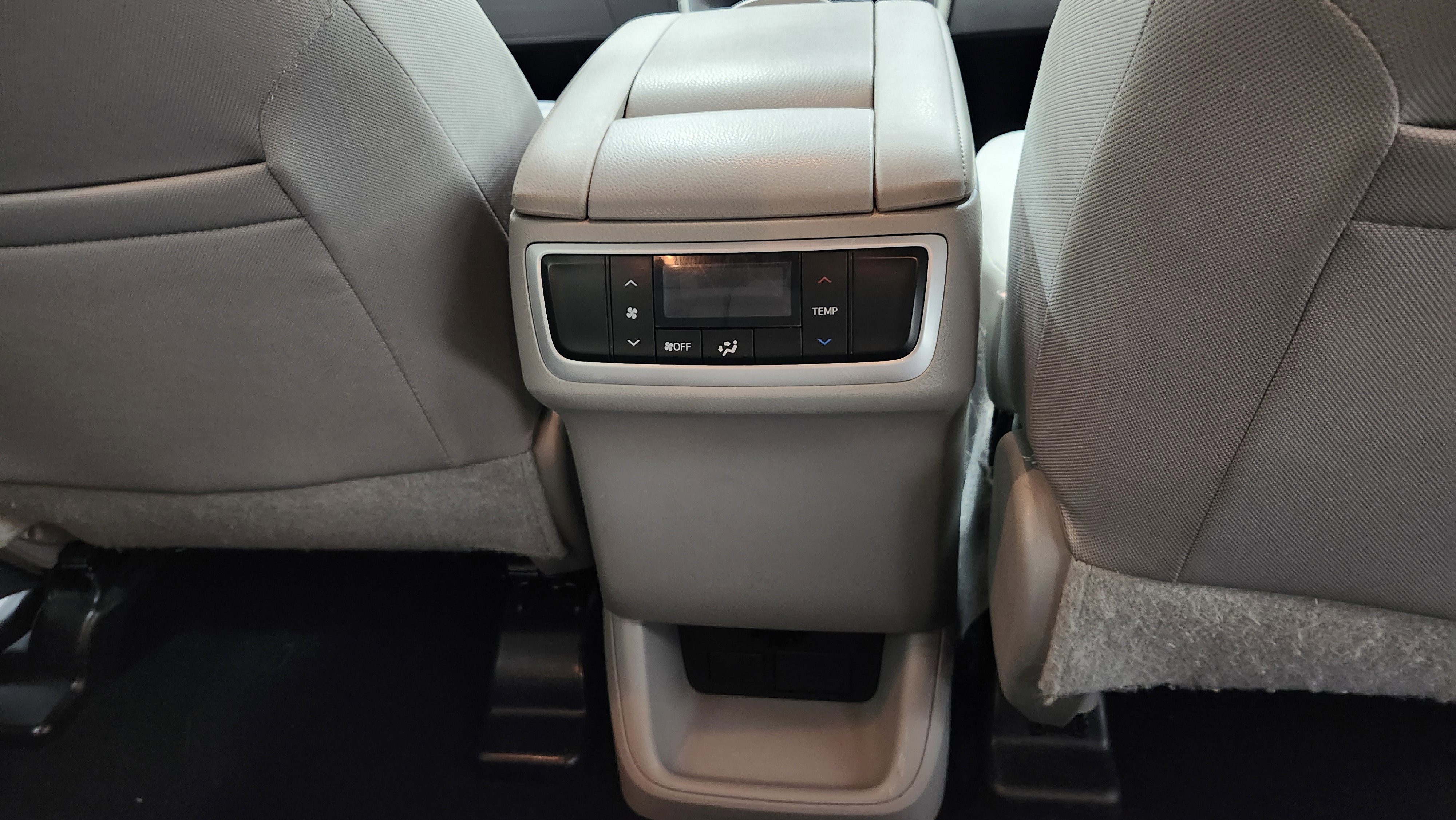 Used 2015 Toyota Highlander LE image 19