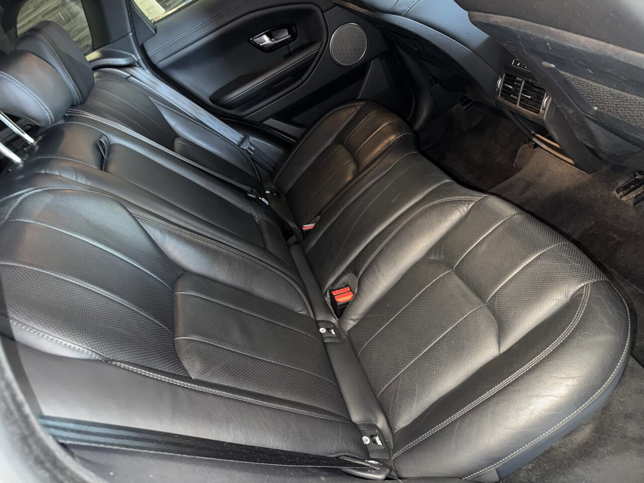 Used 2019 Land Rover Range Rover Evoque SE Premium image 18