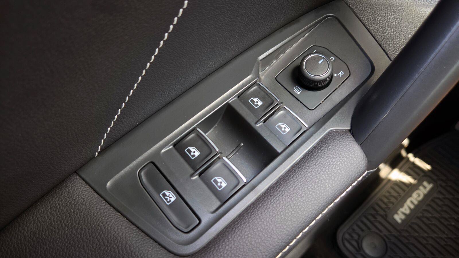 Certified 2024 Volkswagen Tiguan SE R-Line FWD image 21