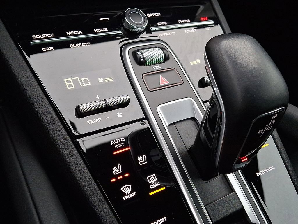 Used 2023 Porsche Cayenne w/ Premium Package image 13