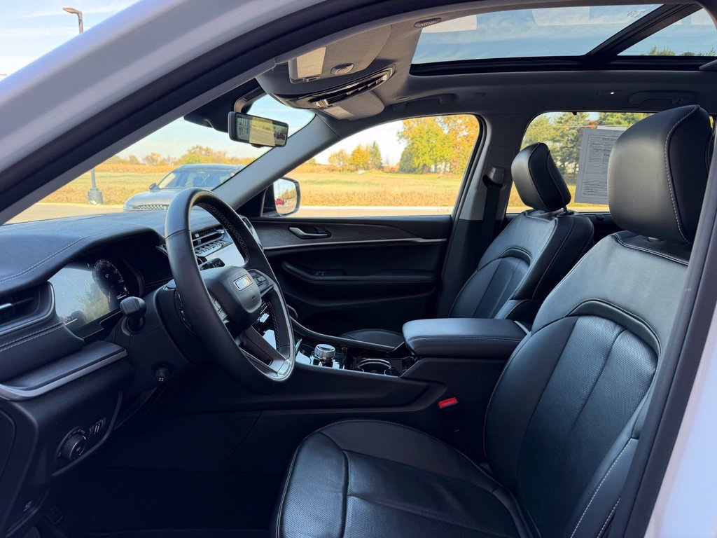 Used 2022 Jeep Grand Cherokee Limited w/ Luxury Tech Group II AWD/4WD image 10