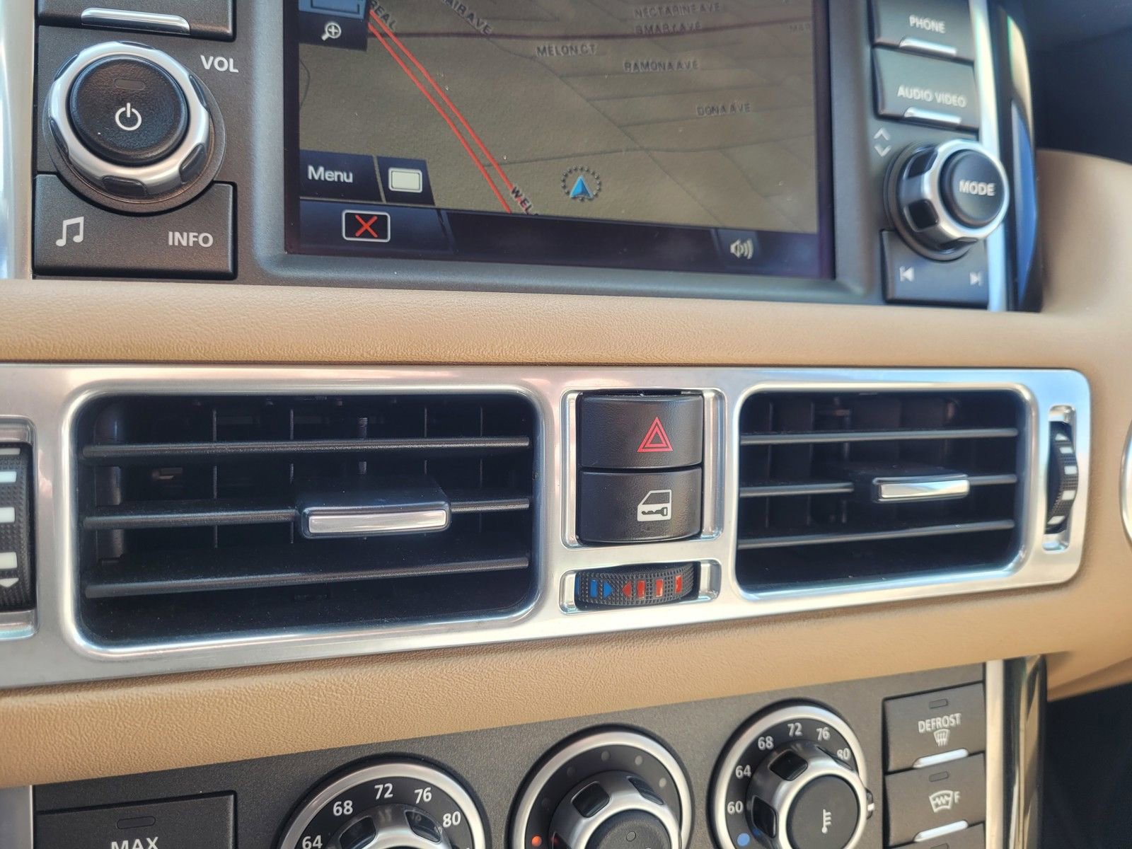 Used 2011 Land Rover Range Rover HSE LUX image 17