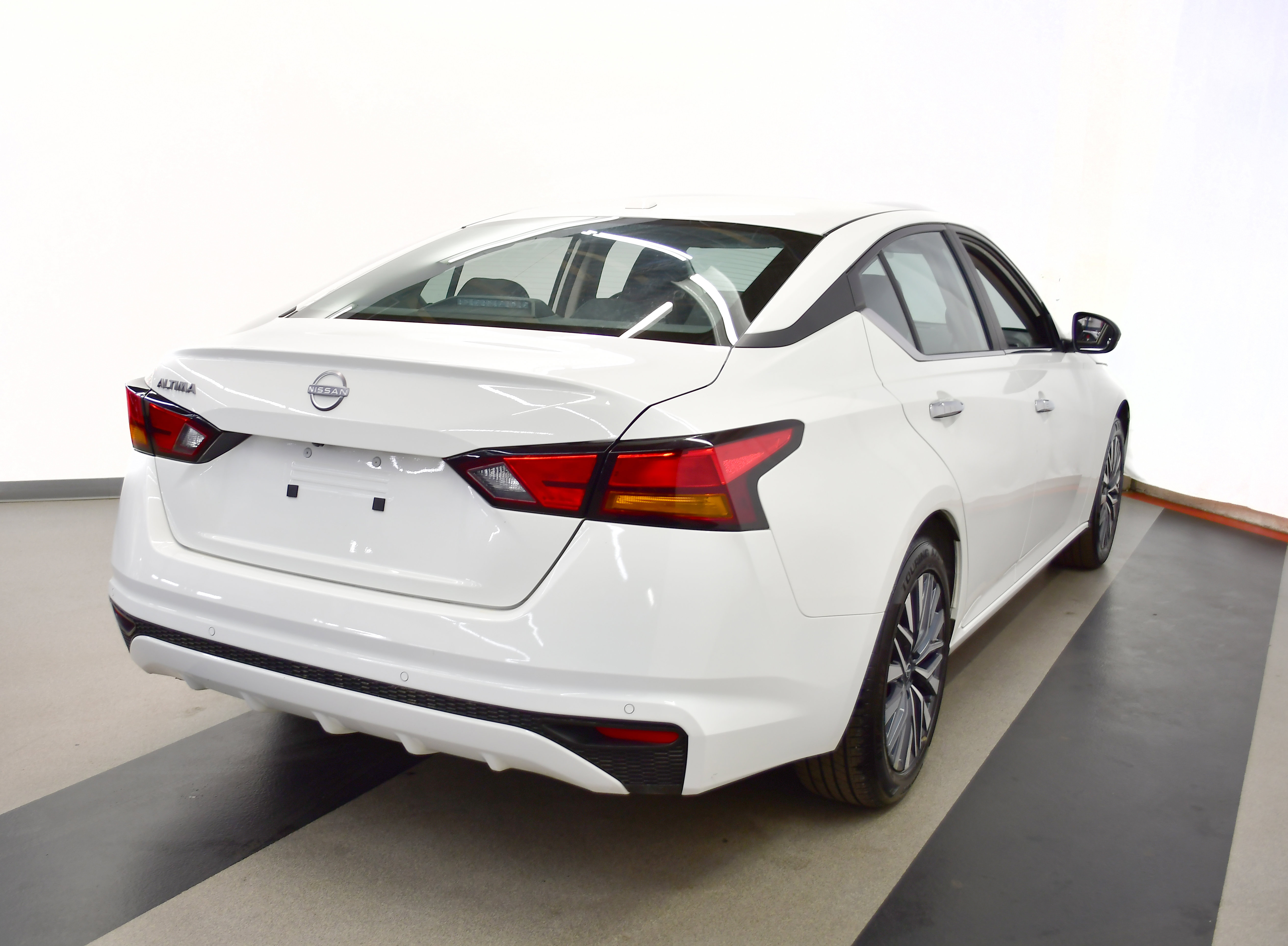 Used 2025 Nissan Altima 2.5 SV FWD image 7