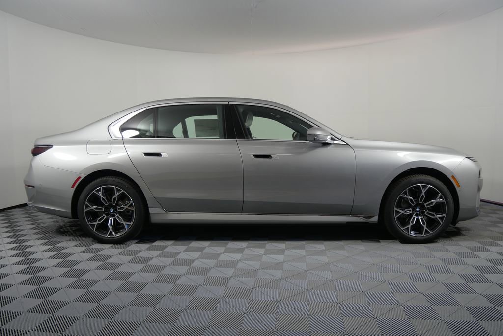 Used 2025 BMW i7 xDrive60 w/ Premium Package image 2