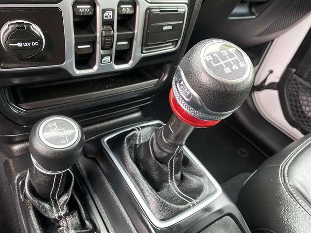 Used 2018 Jeep Wrangler Unlimited Sahara image 16