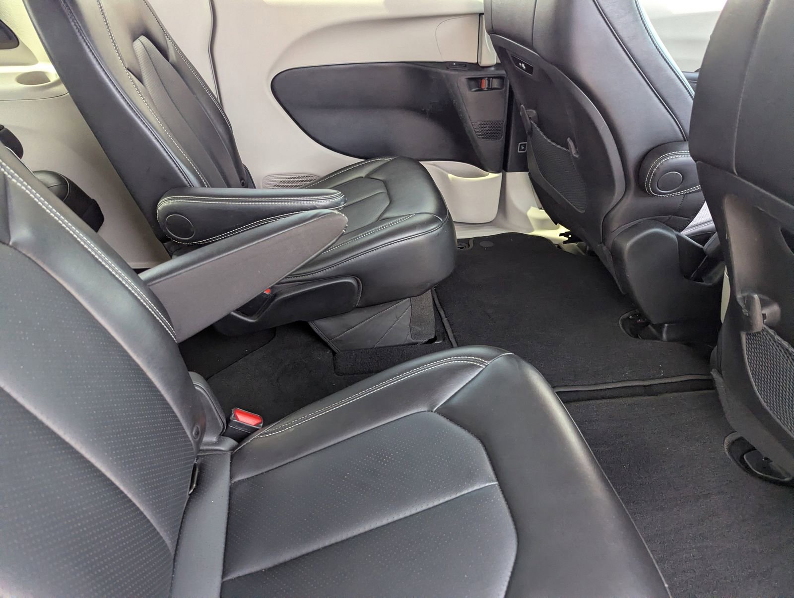 Used 2024 Chrysler Pacifica Touring-L image 14