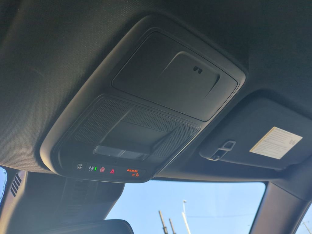 Used 2025 Chevrolet Traverse LT image 25