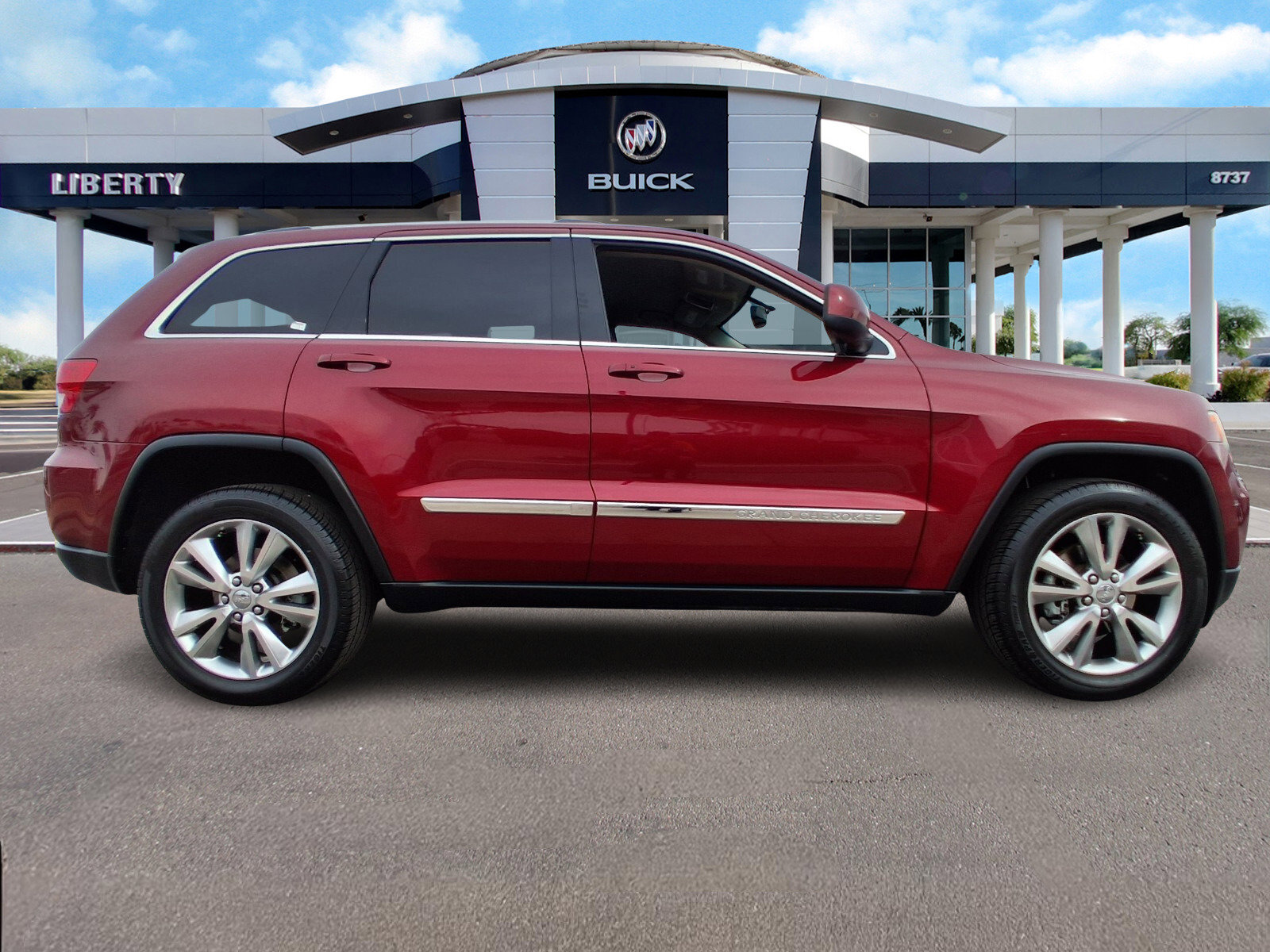 Used 2013 Jeep Grand Cherokee Laredo image 3