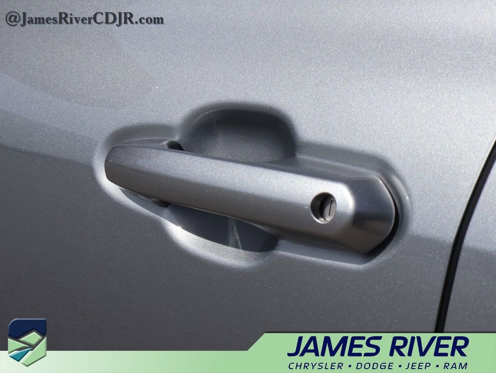 Used 2025 Toyota Highlander XLE image 21