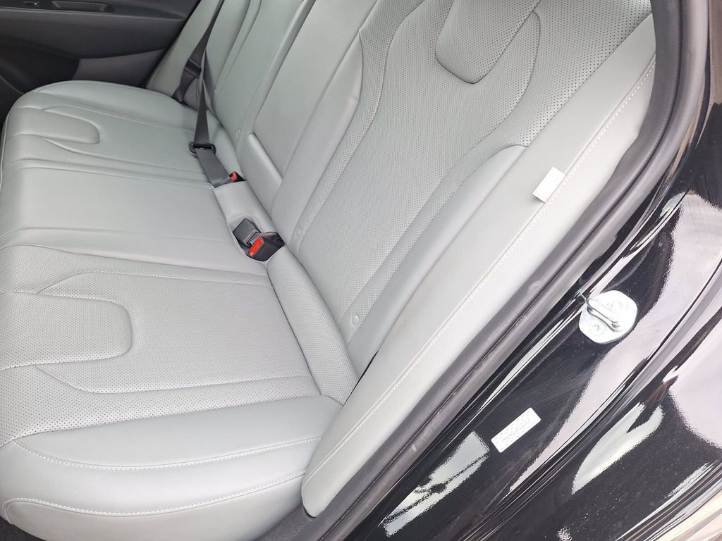 Used 2025 Hyundai Elantra Limited image 24