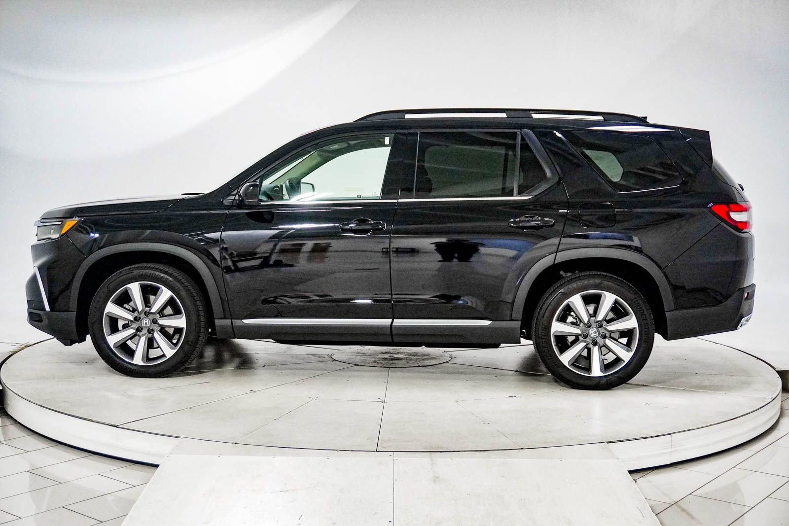 Certified 2025 Honda Pilot Elite image 5