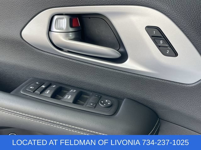 Used 2024 Chrysler Pacifica Limited FWD image 23