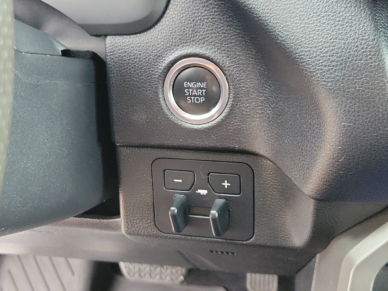 Used 2022 Toyota Tundra SR5 w/ SR5 Convenience Package AWD/4WD image 28