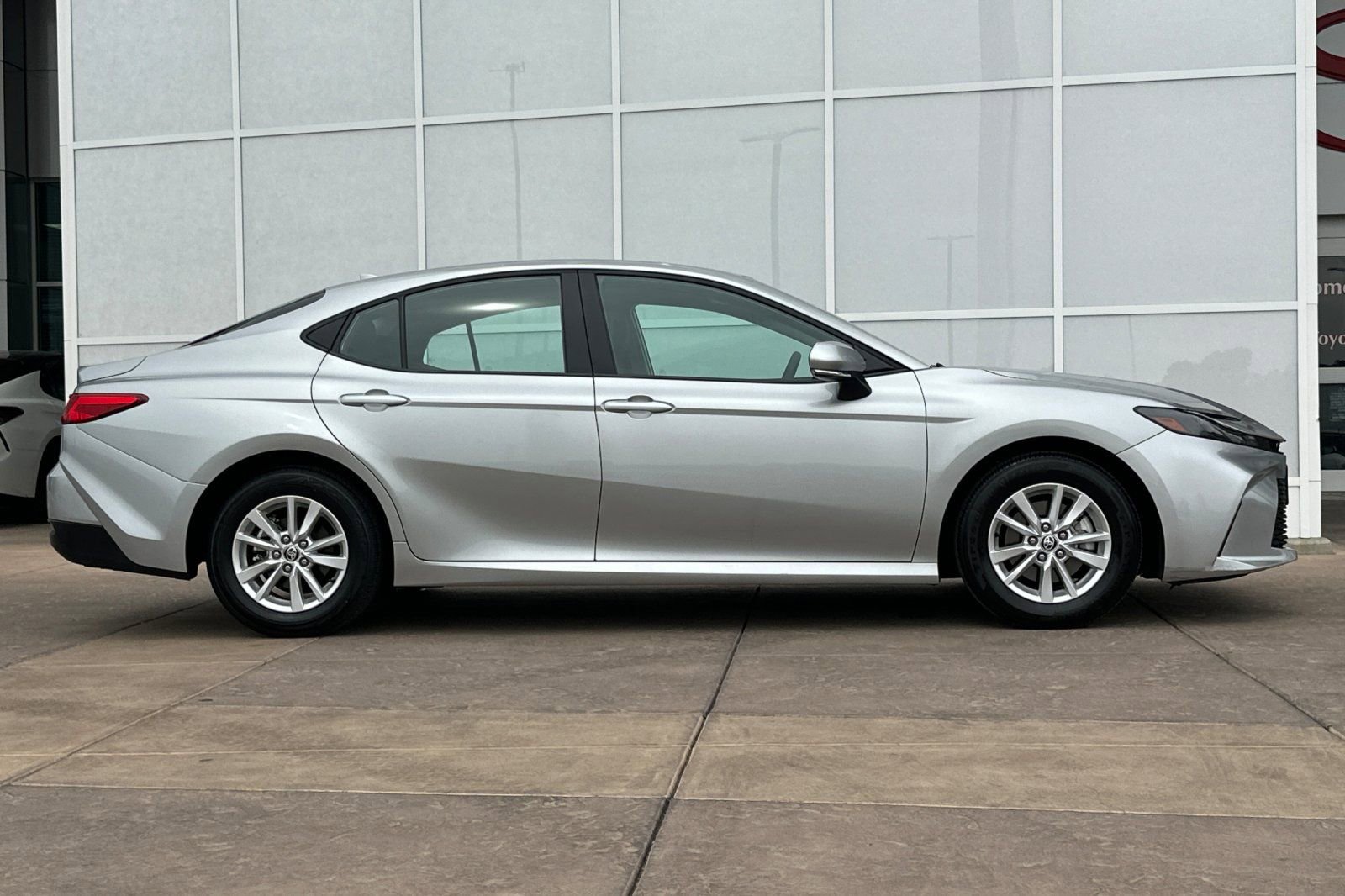 Used 2025 Toyota Camry LE image 3