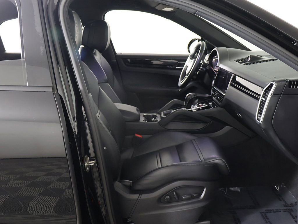 Used 2023 Porsche Cayenne Platinum Edition w/ Premium Package Plus image 29