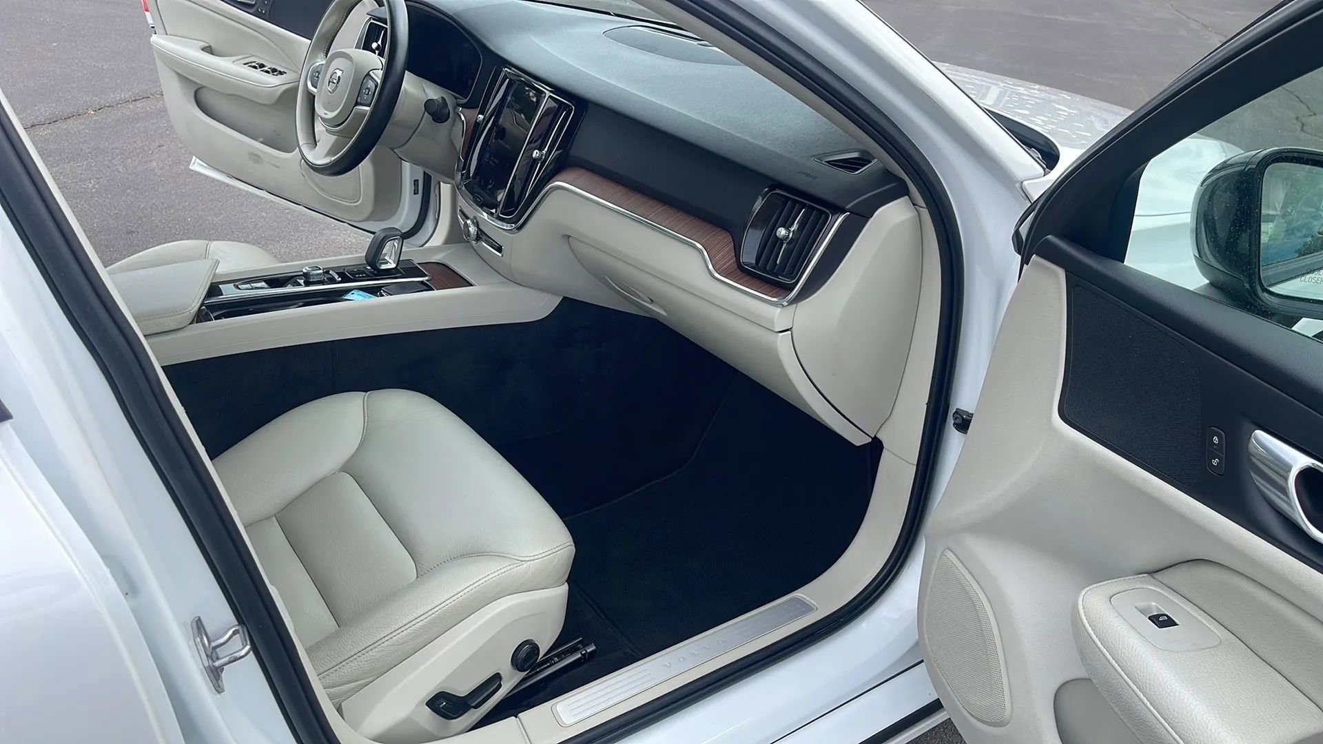 Used 2022 Volvo S60 B5 Momentum w/ Premium Package image 25