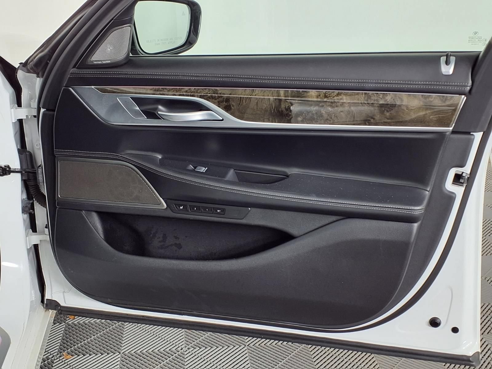 Used 2022 BMW 740i w/ Premium Package RWD image 8
