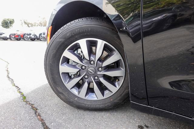 Used 2024 Chrysler Pacifica Select image 10