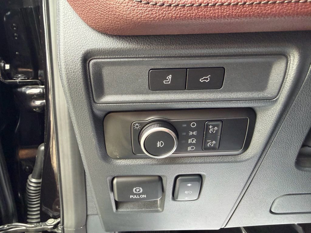 Used 2024 Ford Expedition Limited image 15