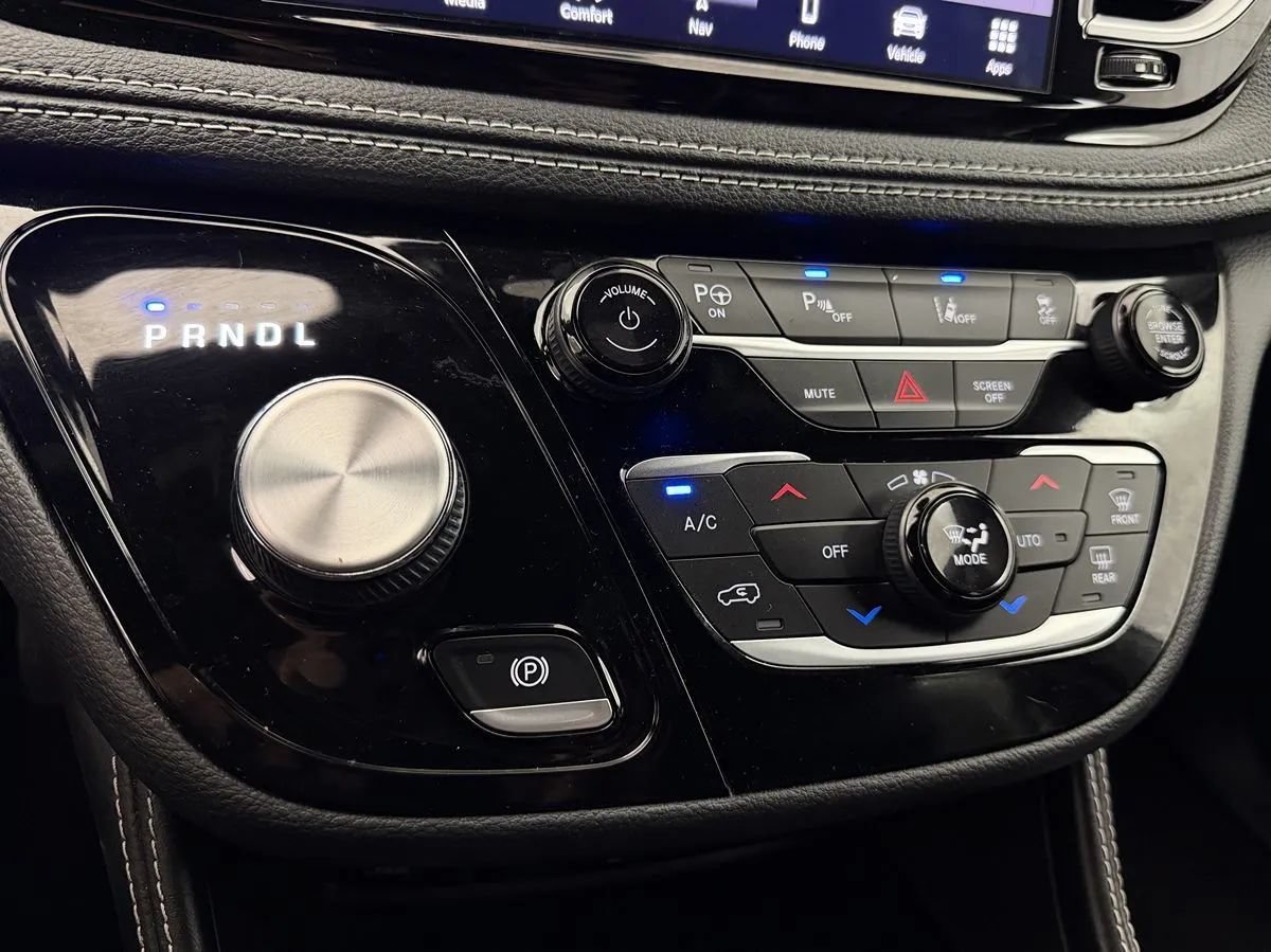 Used 2021 Chrysler Pacifica Limited w/ Uconnect Theater Family Group FWD image 27