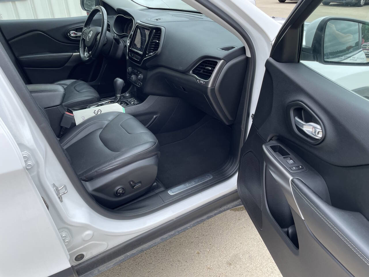 Used 2020 Jeep Cherokee Limited image 11