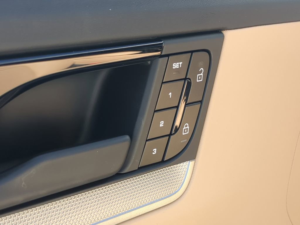 Certified 2025 Porsche Cayenne image 26