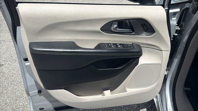 Used 2023 Chrysler Pacifica Touring-L FWD image 16