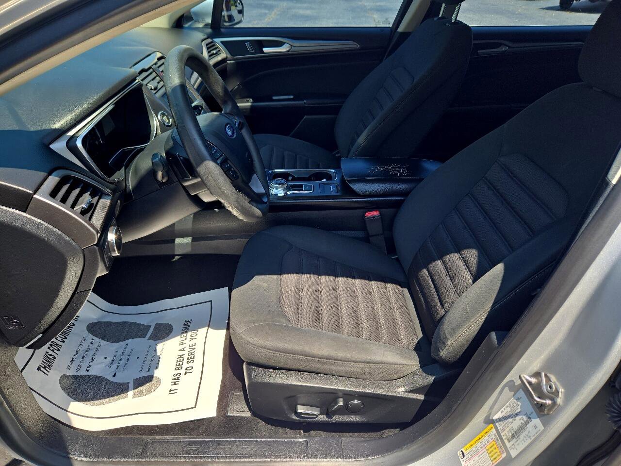 Used 2017 Ford Fusion SE w/ Fusion SE Technology Package image 6