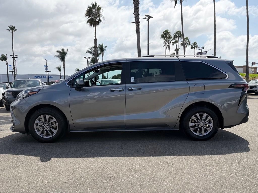 Used 2026 Toyota Sienna XLE FWD image 5