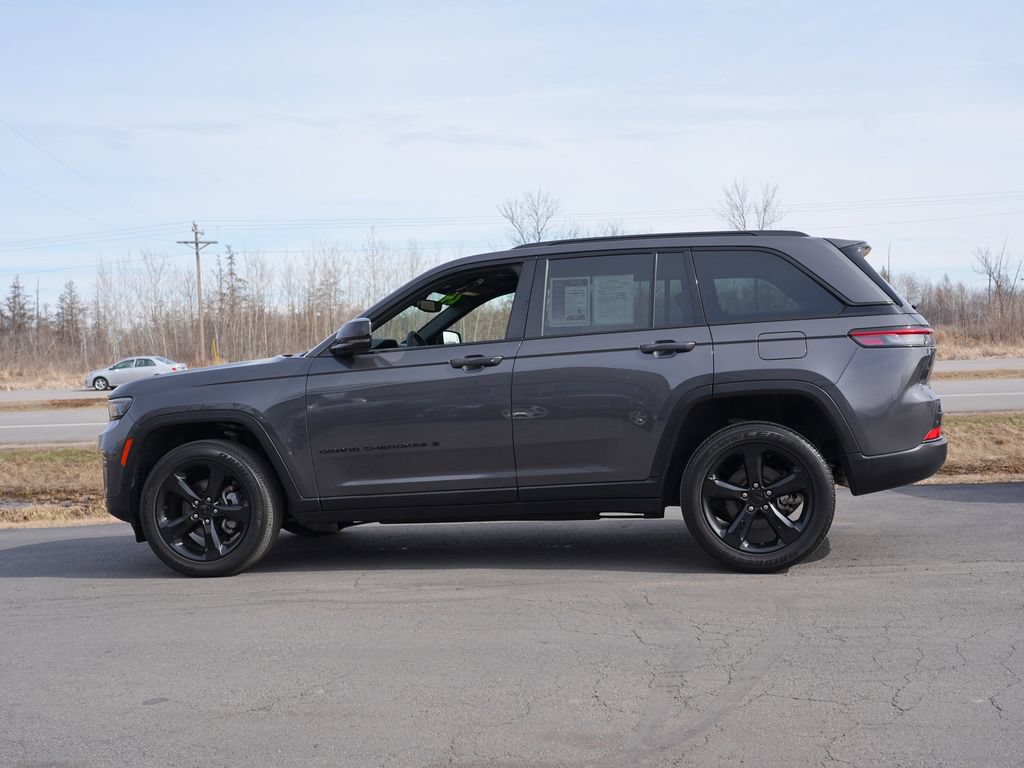 Used 2024 Jeep Grand Cherokee Altitude AWD/4WD image 6
