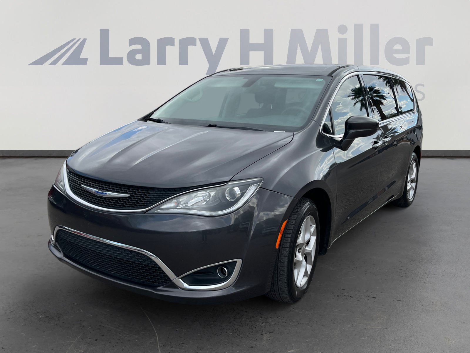 Used 2018 Chrysler Pacifica Touring Plus w/ Tire & Wheel Group FWD image 1