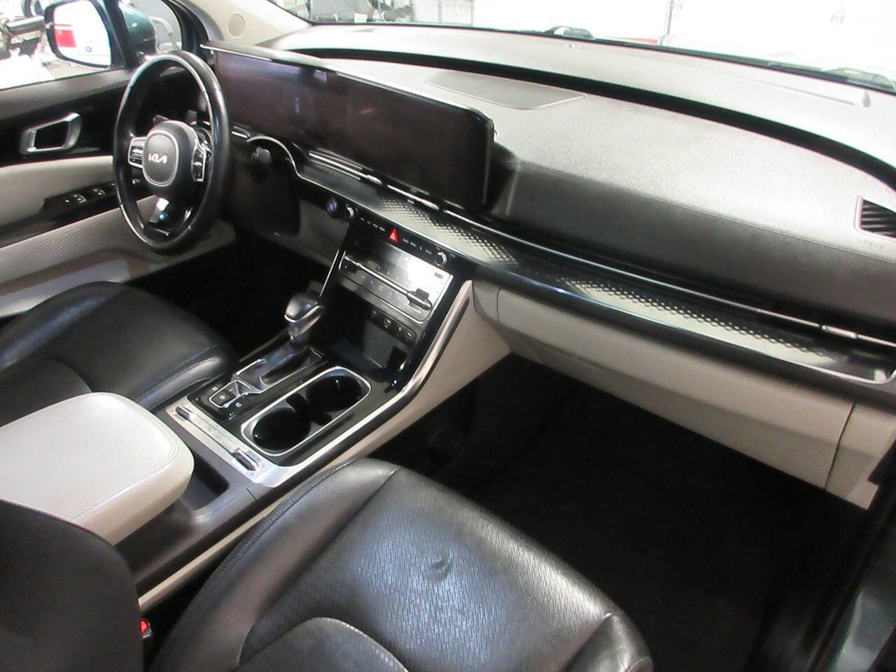 Used 2023 Kia Carnival SX Prestige image 17