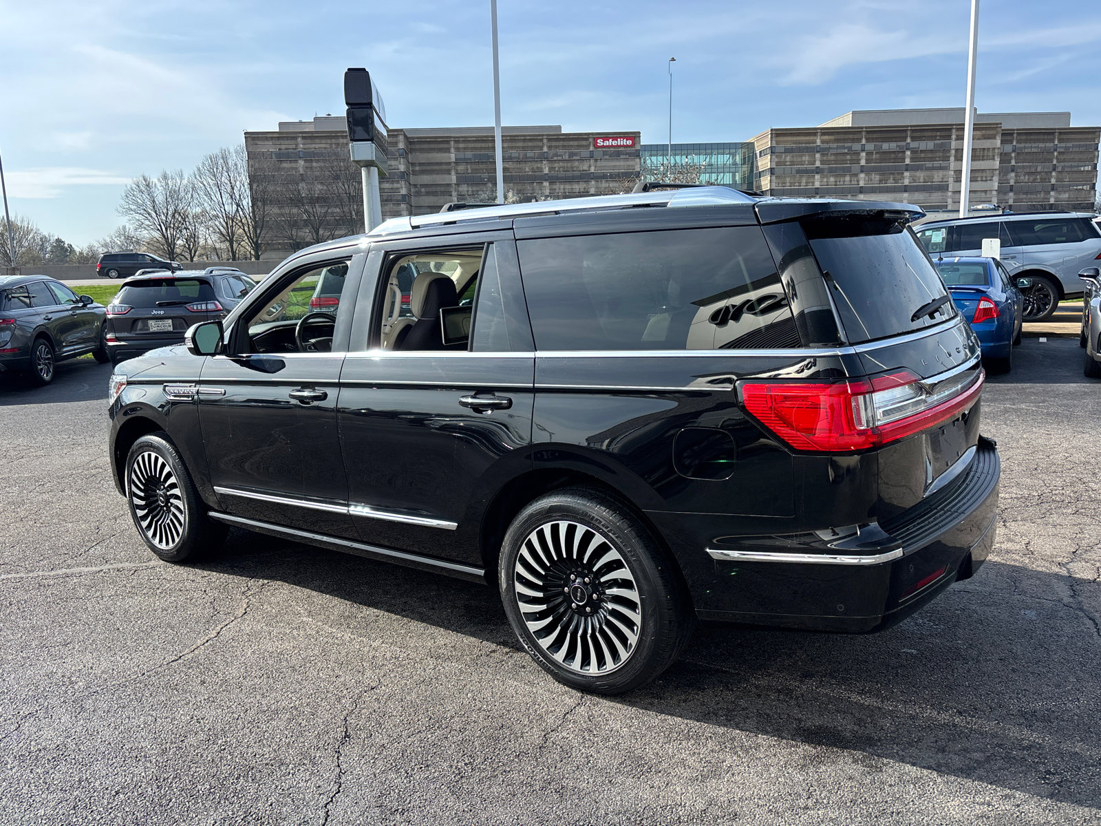 Used 2021 Lincoln Navigator Black Label w/ Cargo Convenience Package image 5