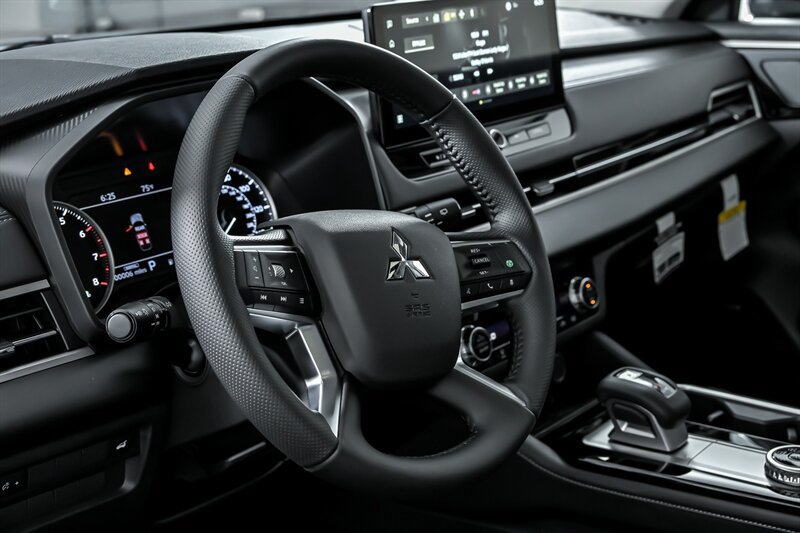 New 2025 Mitsubishi Outlander AWD image 17