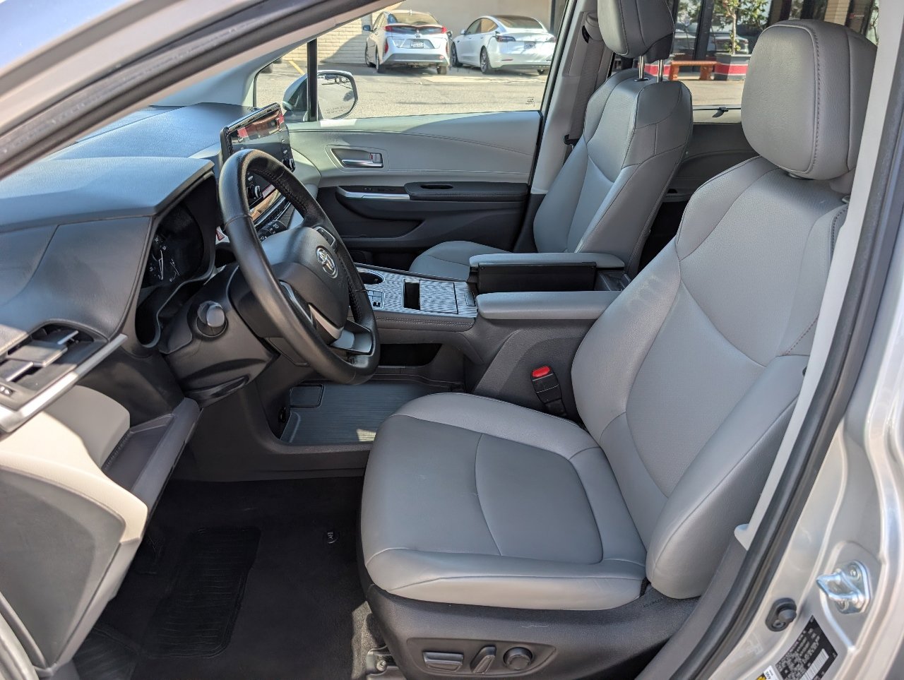 Used 2024 Toyota Sienna XLE image 2