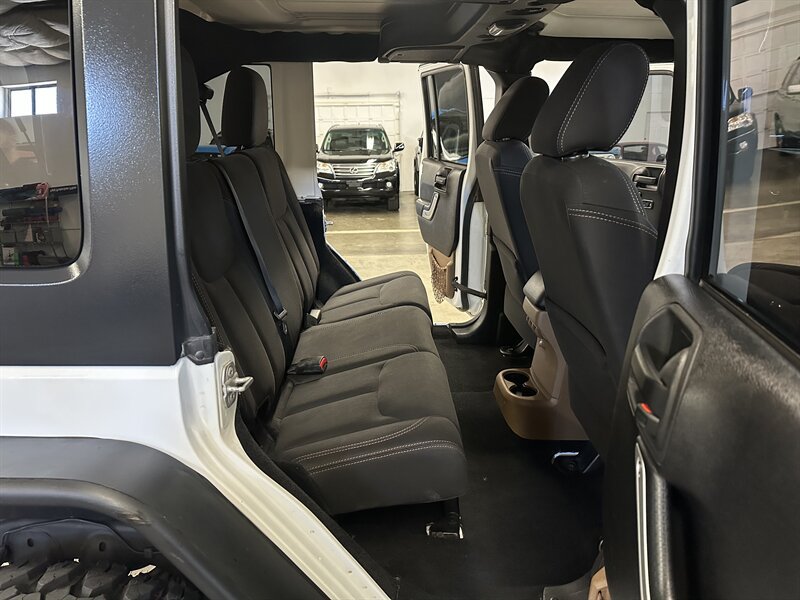 Used 2015 Jeep Wrangler Unlimited Rubicon w/ Connectivity Group AWD/4WD image 18