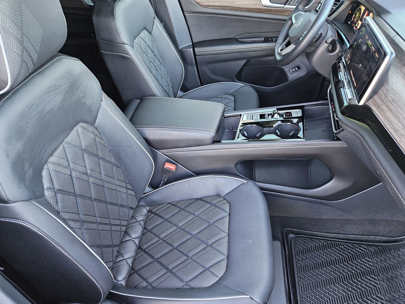 Used 2025 Volkswagen Atlas SEL Premium R-Line image 18