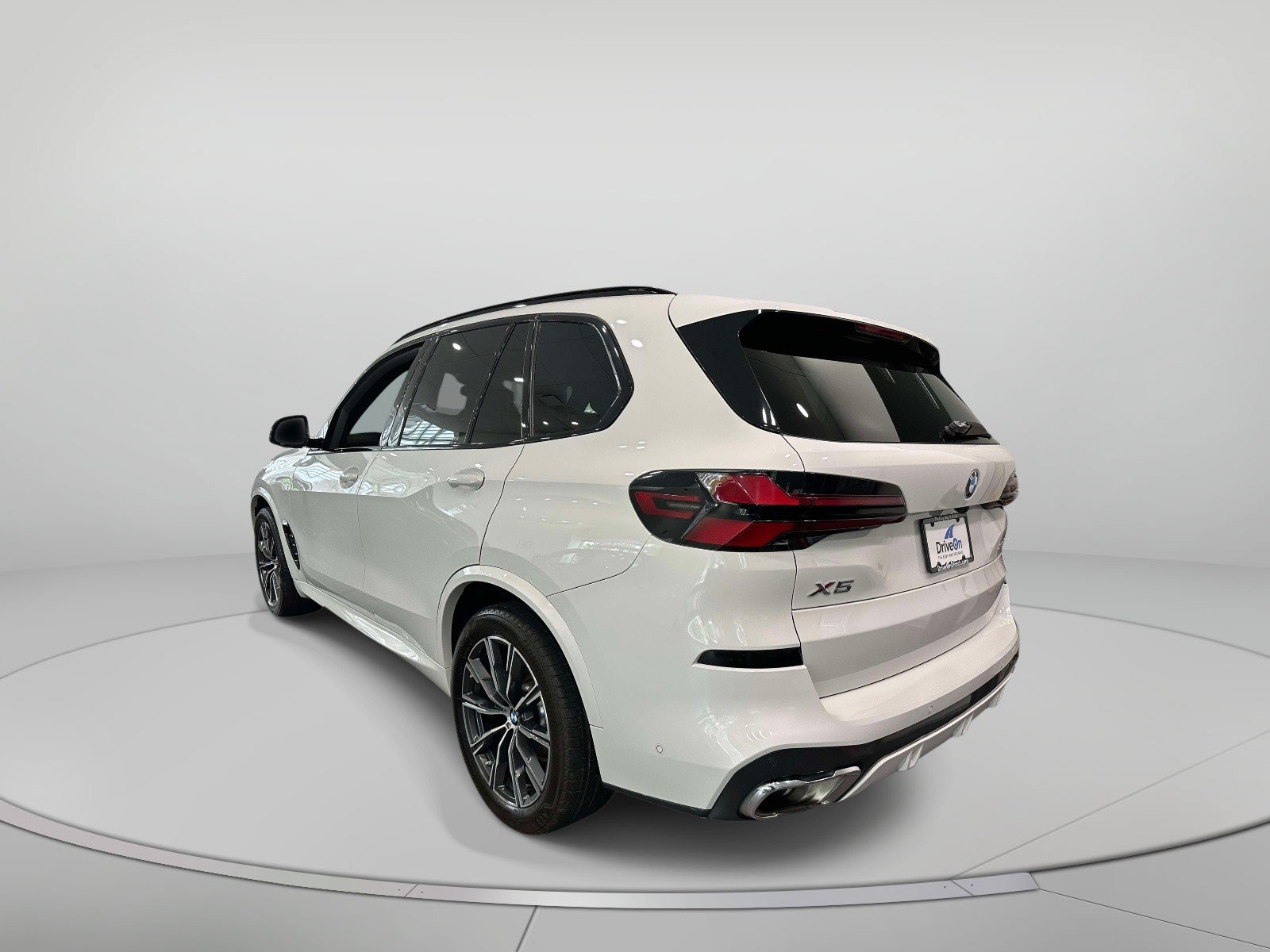 Used 2024 BMW X5 xDrive40i w/ M Sport Package AWD/4WD image 2