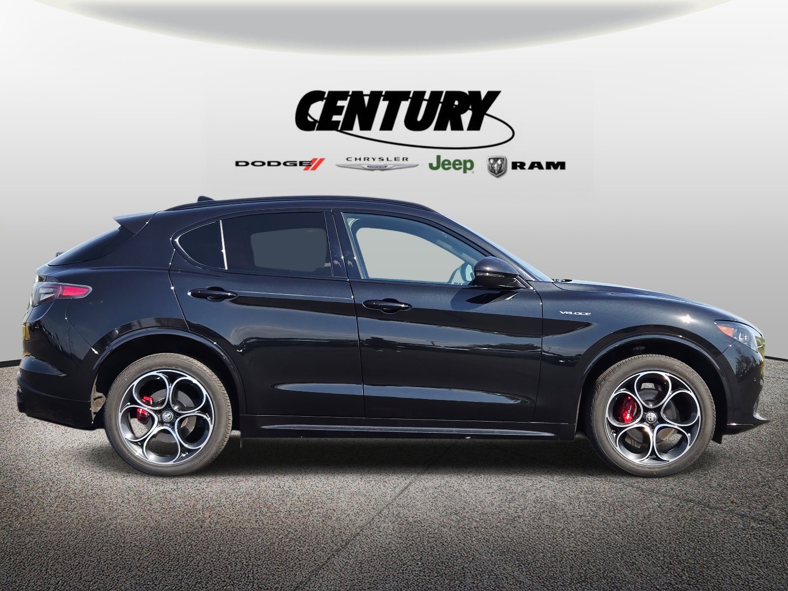 Used 2024 Alfa Romeo Stelvio Veloce image 2