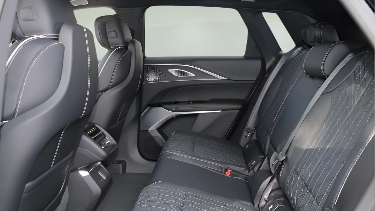 New 2026 Cadillac Lyriq V w/ Exterior Carbon Fiber Package AWD/4WD image 11