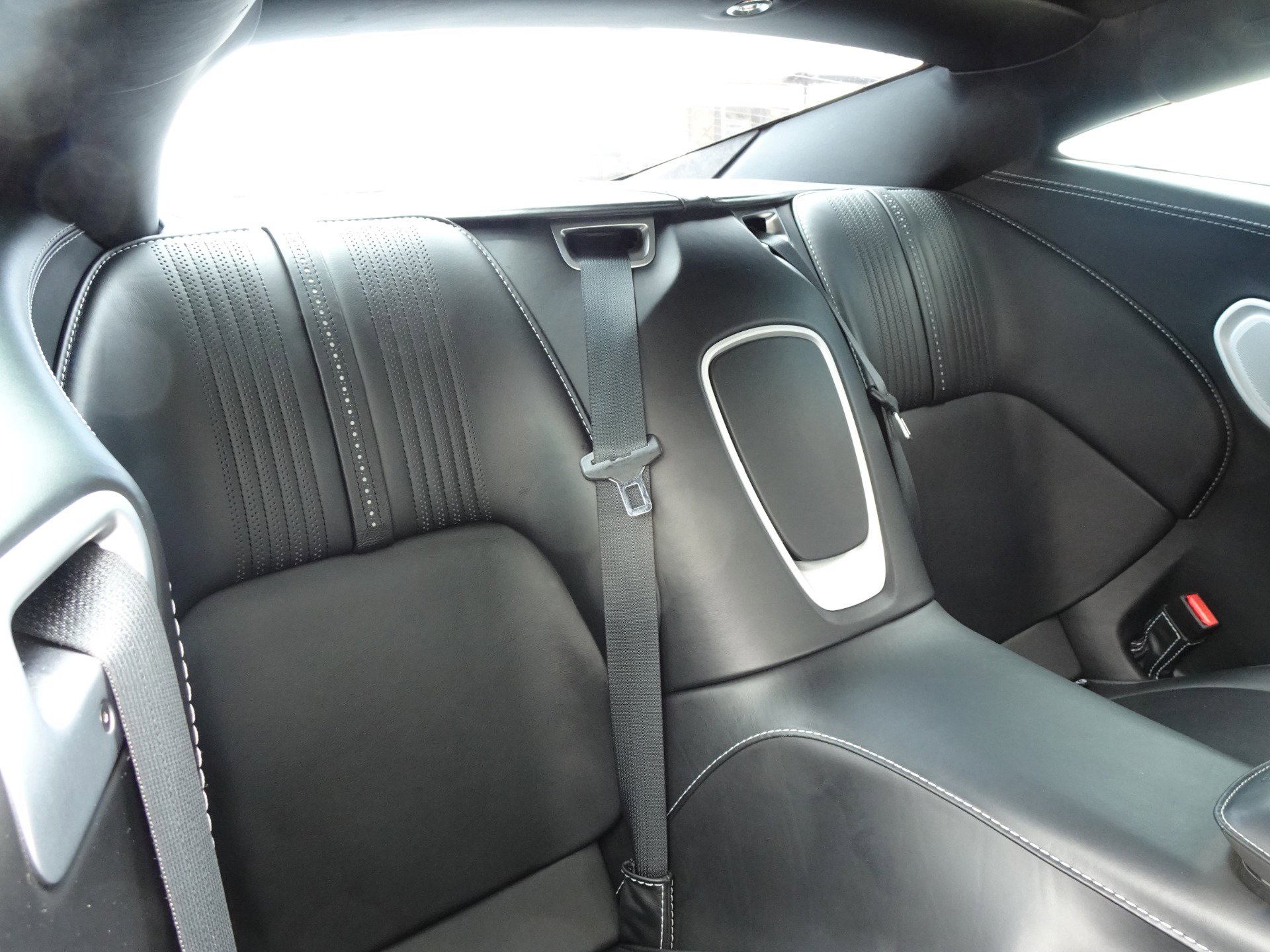 Used 2018 Aston Martin DB11 V12 RWD image 17
