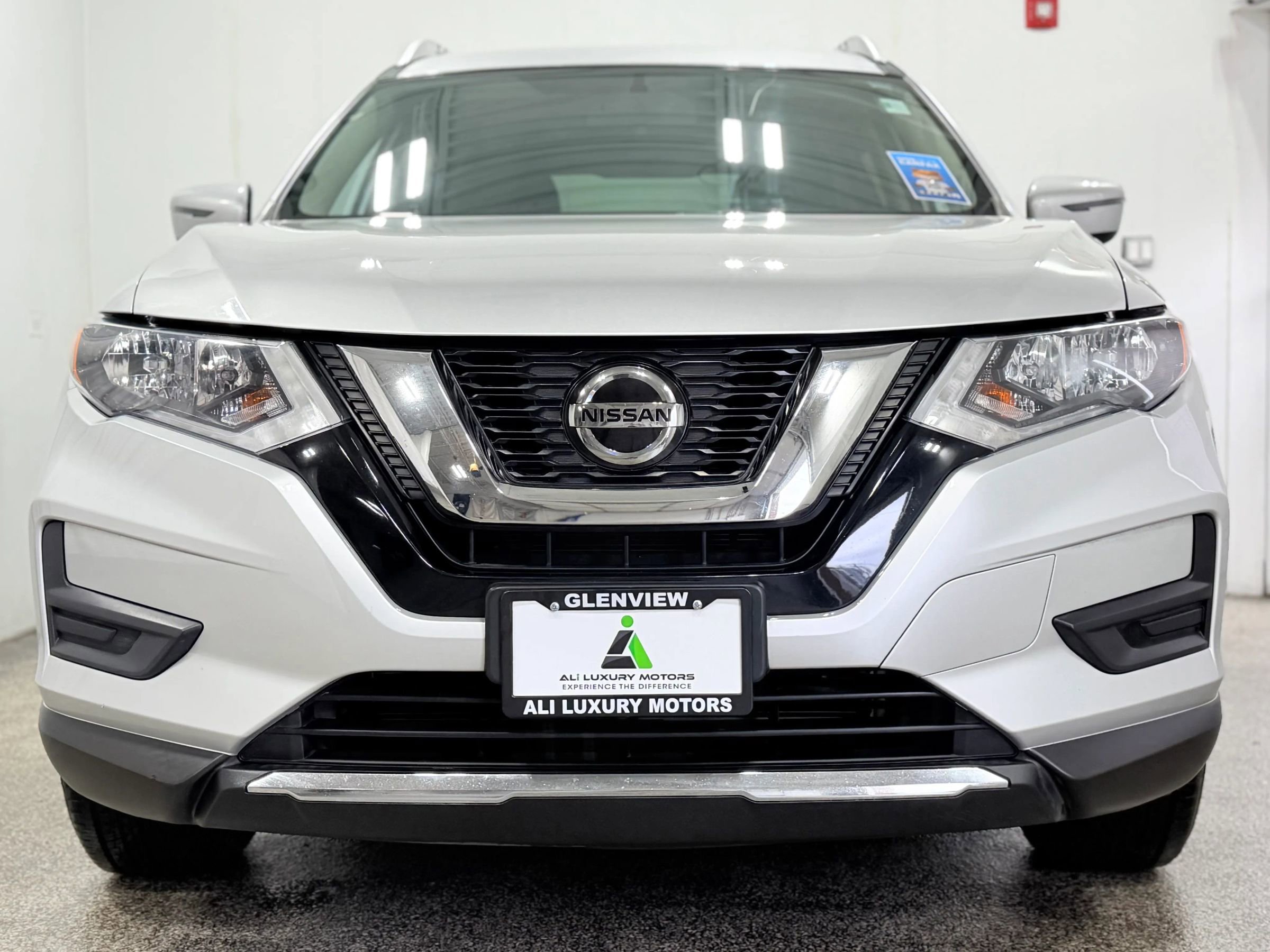 Used 2018 Nissan Rogue SV image 2