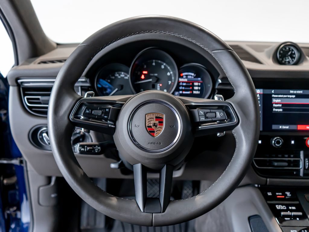 Certified 2025 Porsche Macan AWD/4WD image 17
