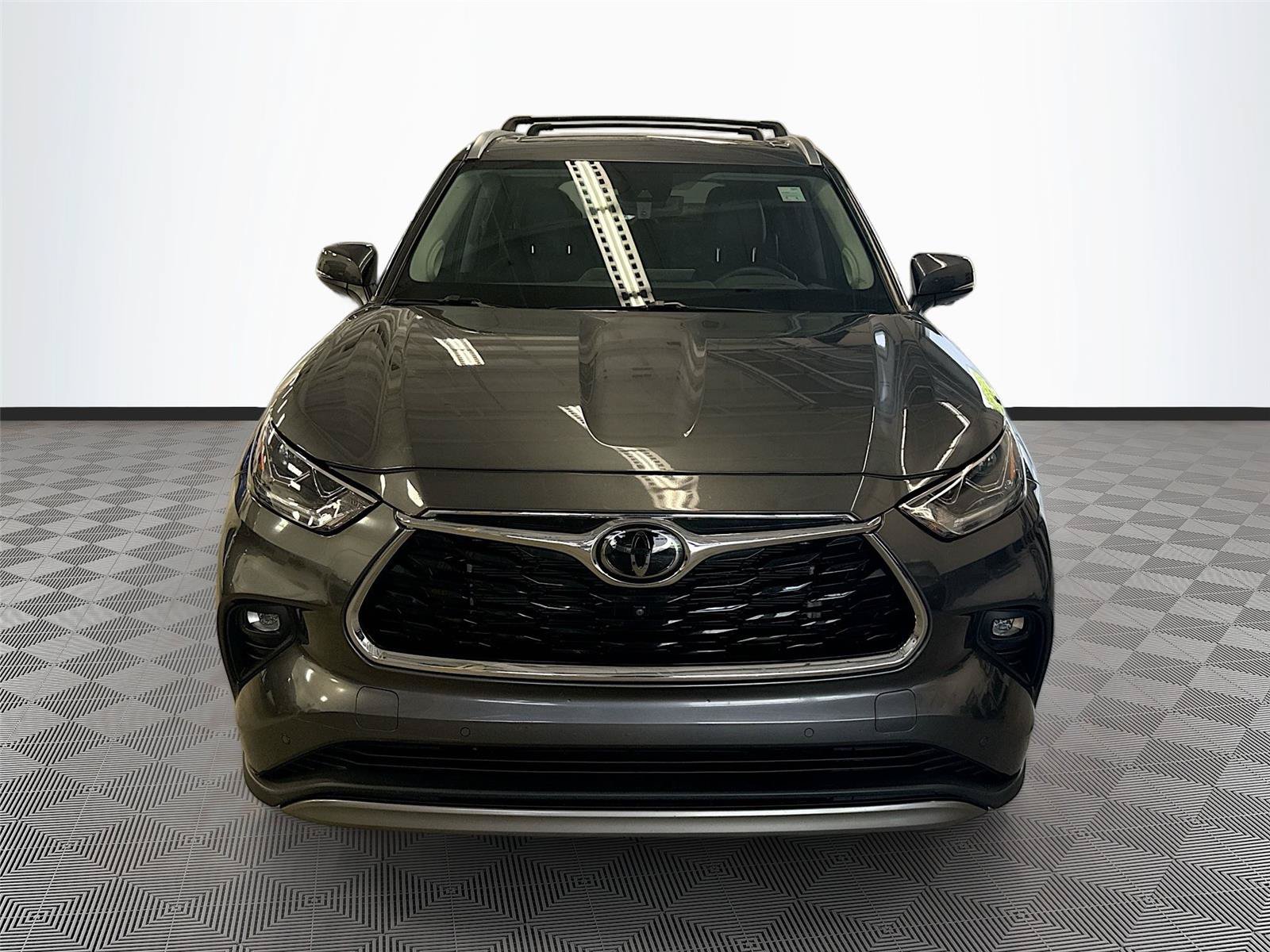 Used 2024 Toyota Highlander Platinum FWD image 2