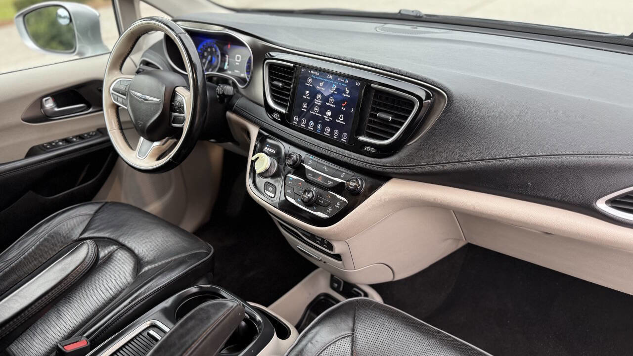 Used 2018 Chrysler Pacifica Limited image 19