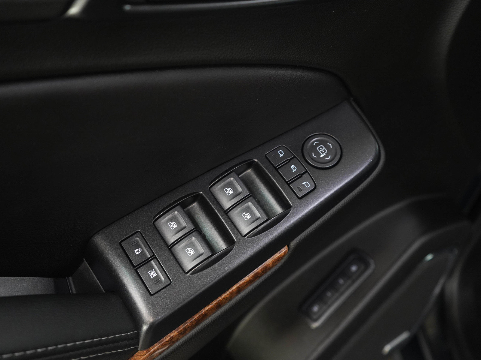 Used 2019 Chevrolet Suburban Premier AWD/4WD image 21
