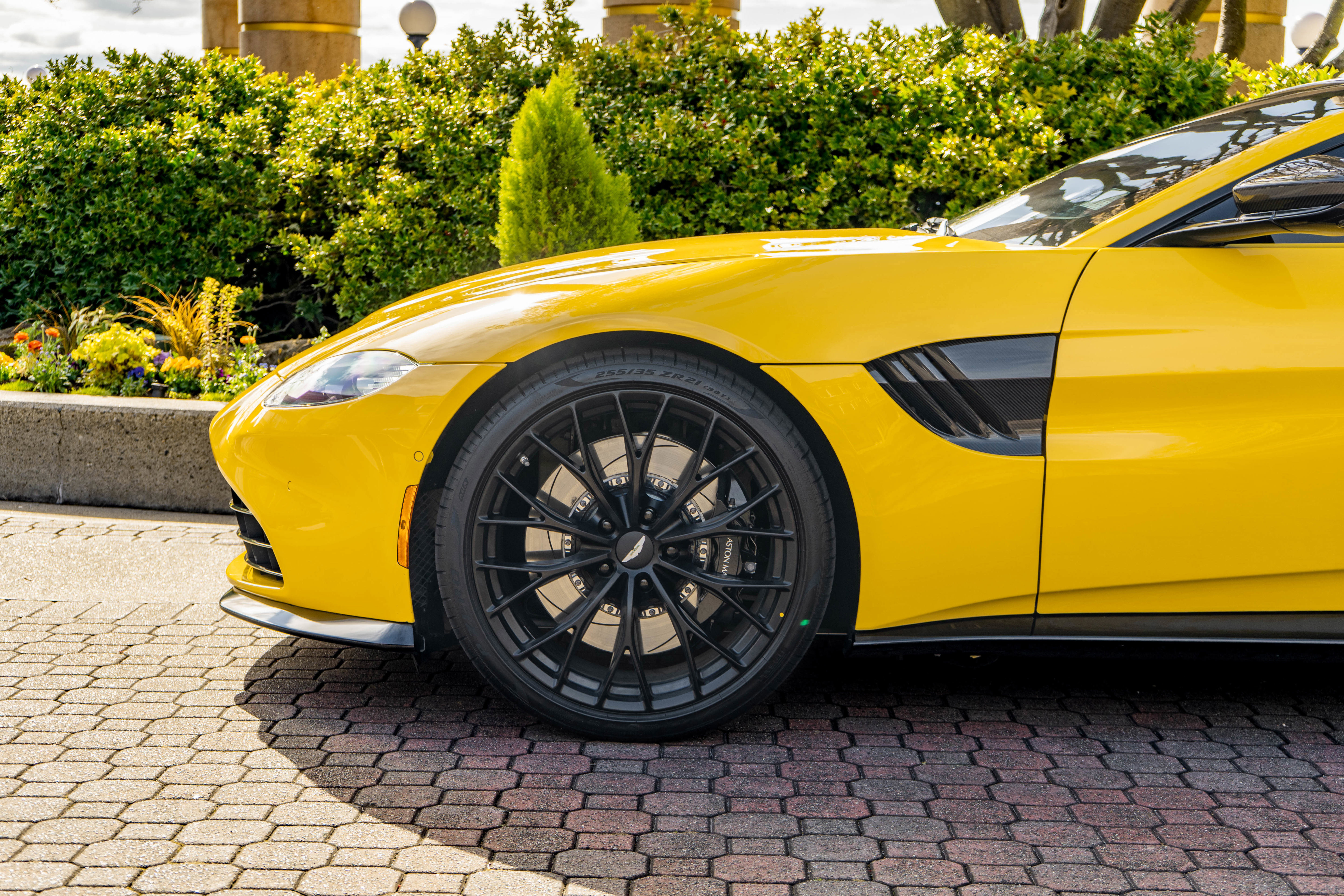 Used 2023 Aston Martin V8 Vantage Coupe image 4