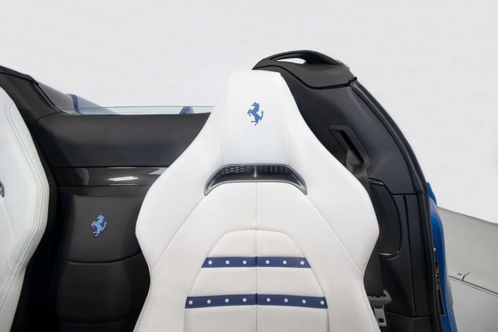 Used 2024 Ferrari SF90 Spider image 4