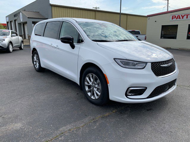 Used 2024 Chrysler Pacifica Touring-L AWD/4WD image 8
