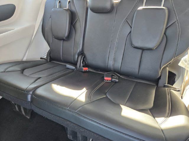 Used 2024 Chrysler Pacifica Touring-L FWD image 31
